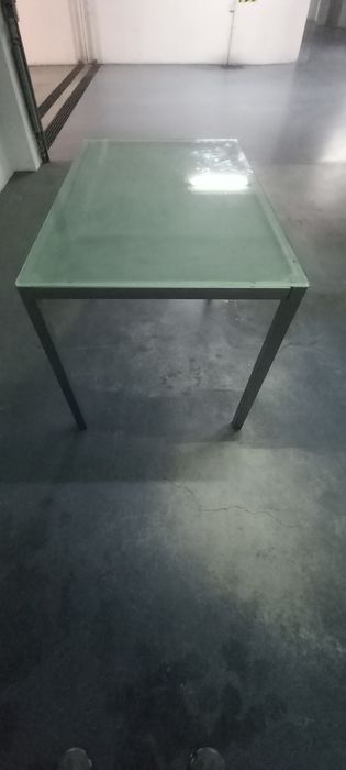 Mesa com tampo em vidro temperado