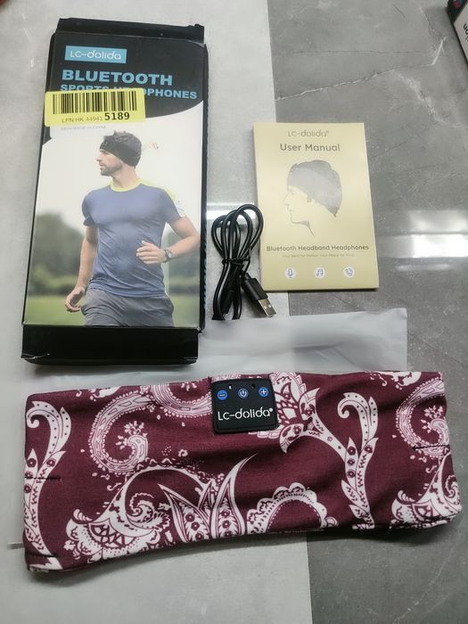 Навушники вбудовані в пов'язку для голови.