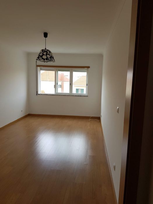 Apartamento T2 para arrendamento em São Domingos de Rana