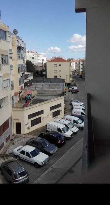 Quarto em Mercês, perto da estação com tudo incluso: serventia de cozinha, água, luz, gás e internet.