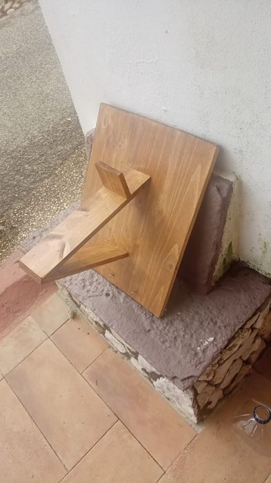 Suporte de capacete em madeira