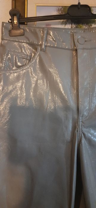 Кожаные лаковые брюки.