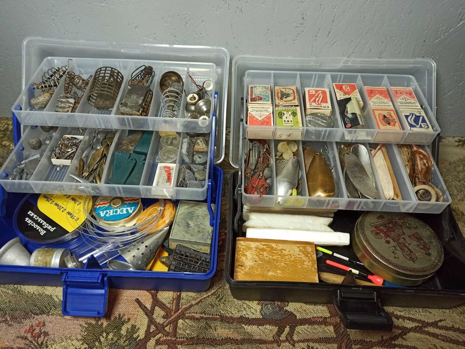 Рыбацкие снасти в 2-х контейнерах