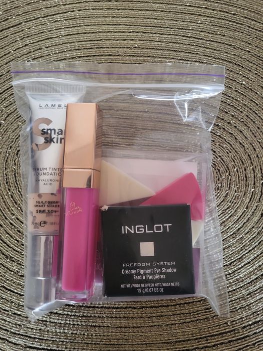 Набір косметики тіні, тон.крем, блиск , спонжі