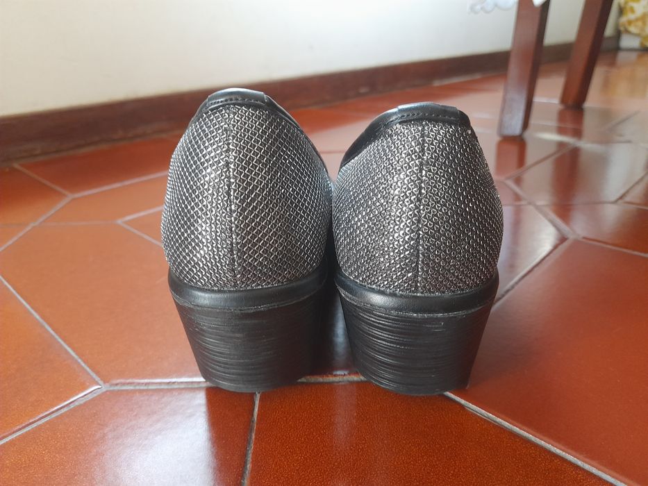 Sapatos prateados e pretos