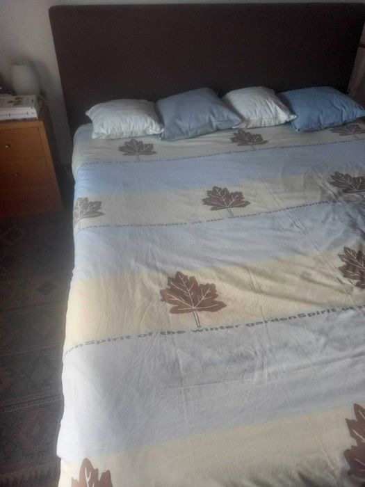 Cama King Size, com Design, em Bom estado