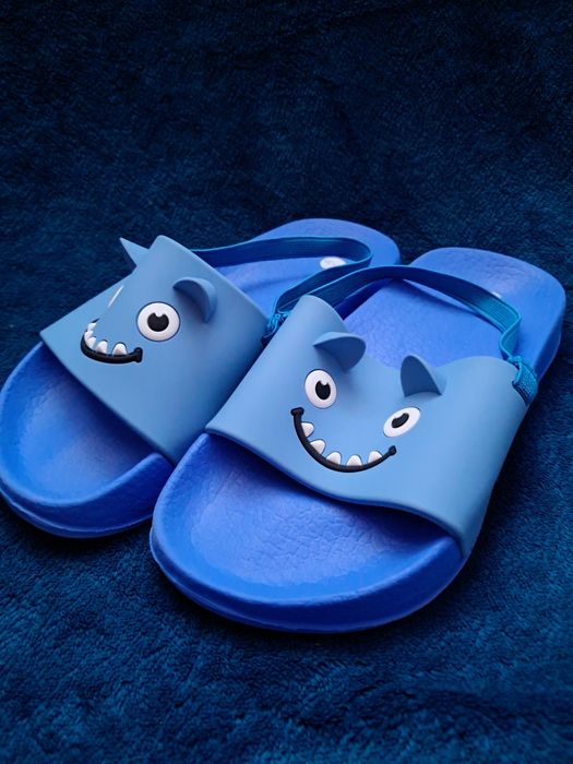 Niebieskie klapki chłopięce kapcie 29 30 gumowe z gumką basenowe rekin