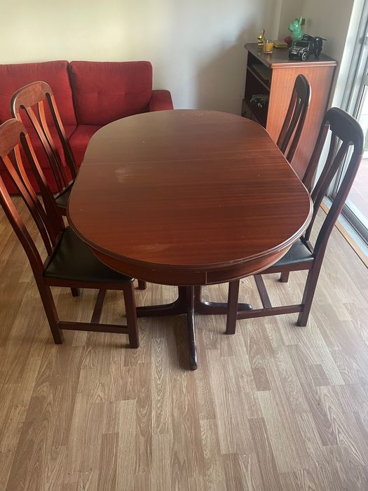 Mesa extensível em madeira maciça + 4 cadeiras