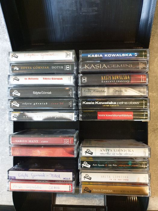 Kolekcja 18 kaset 3 polskich artystów w futerale
