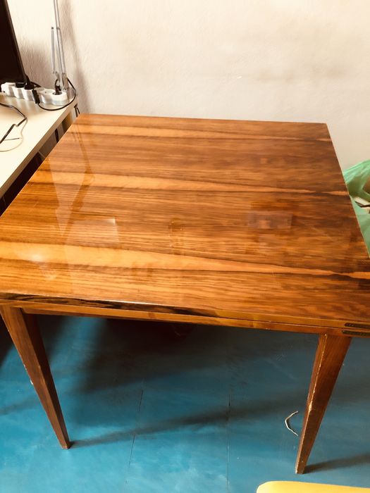 Stół z szybą i obrusem