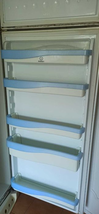 Frigorífico combinado Indesit a funcionar na perfeição – 80€