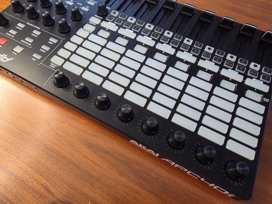AKAI APC 40 Mk2 com Decksaver - midi controller