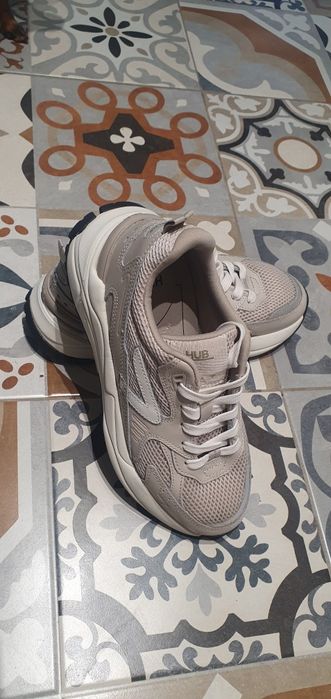 Продам кросівки  HUB  38 розмір