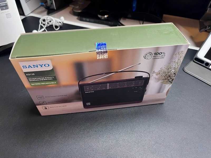 Rádio Portátil Sanyo KS138 (FM/MW/SW) com Bateria Recarregável por USB-C – Novo na Caixa