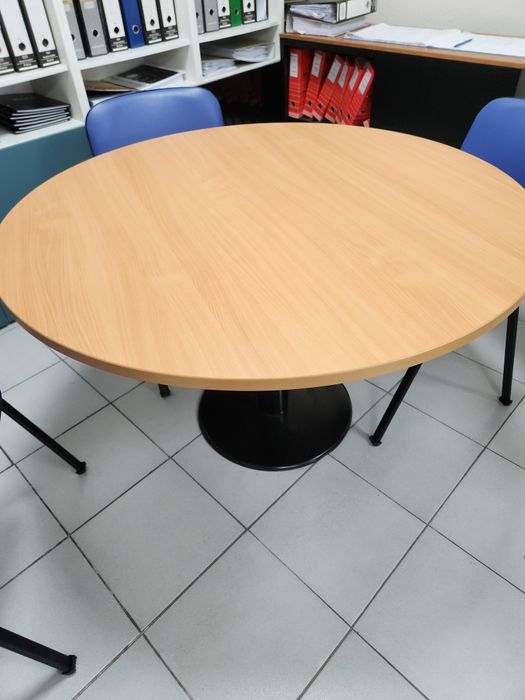 Mesa de reuniões redonda + cadeiras