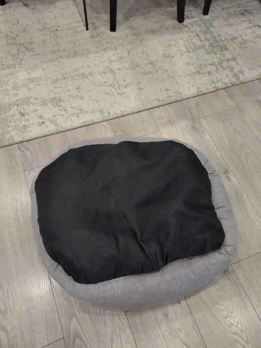 Cama  cinzenta para cão  de médio porte