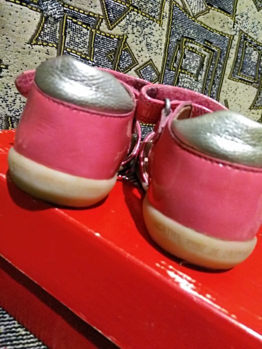 Фірмові сандалики для дівчинки