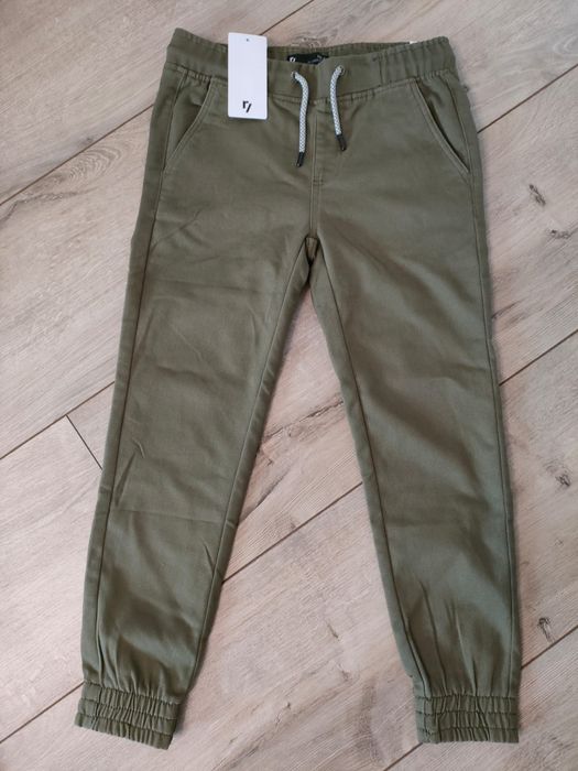 Nowe joggery rozmiar 152