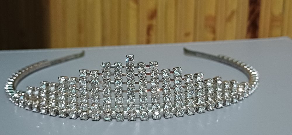 Тиара, головное украшение, похожее на диадему
