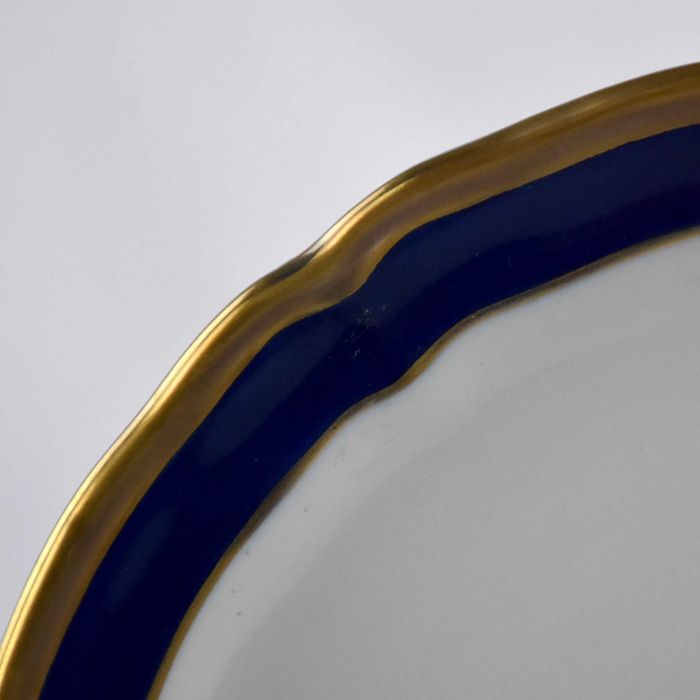 Prato porcelana Artibus, com brasão e bordo em dourado e azul-cobalto
