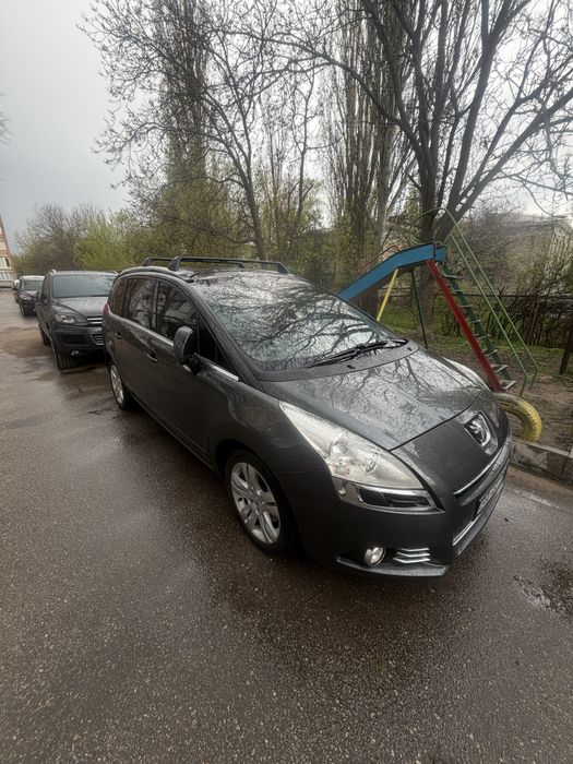 ТЕРМІНОВО!!!Продам своє авто. Peugeot 5008 2010 p 1,6 бензин,  Гарний, доглянутий стан.