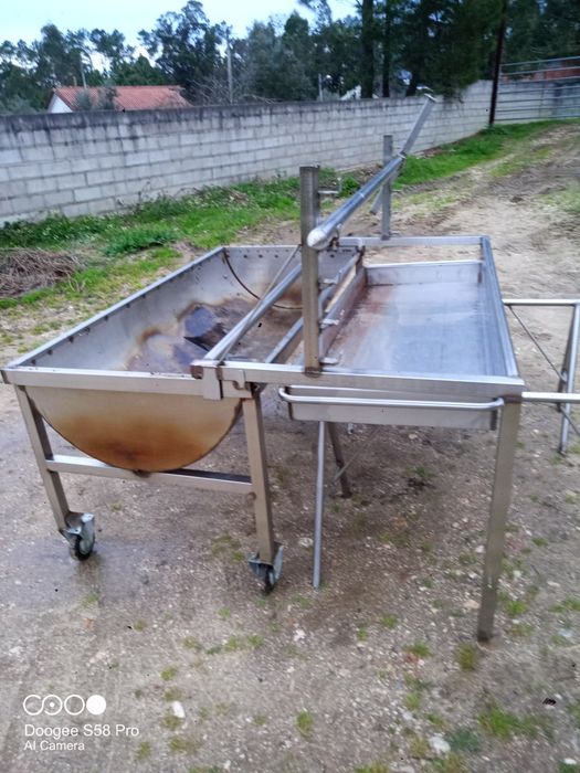 Assador porco no espeto