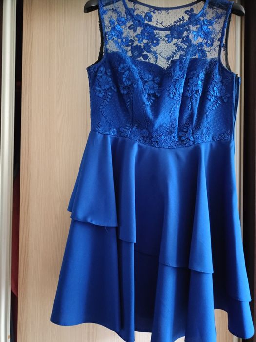 Sukienka z paskiem na różne imprezy, okazję.