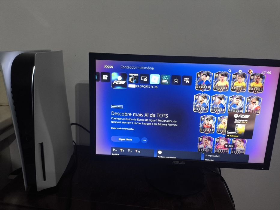 Playstation 5 com comando e cabos