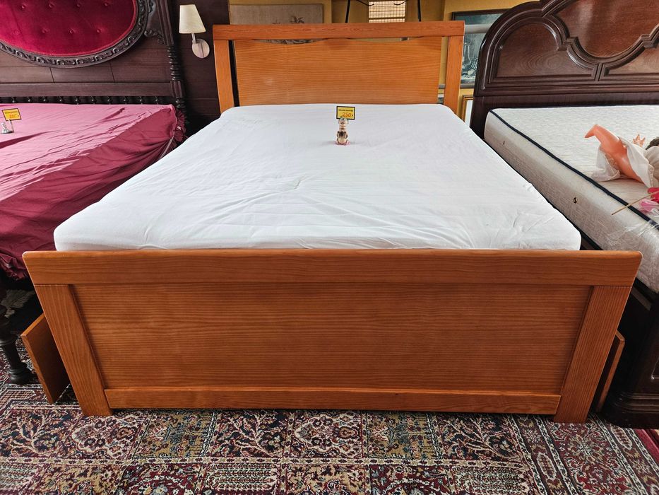 Cama em madeira maciça, com 4 gavetas, estrado e colchão