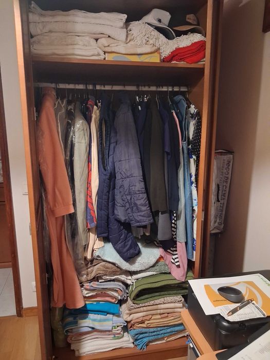 Roupeiro duas portas com prateleira e espelho interior