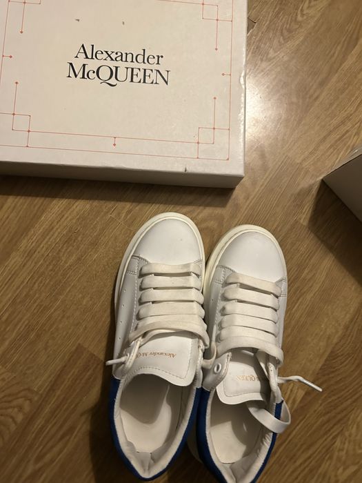 Tenis Alexander McQueen azul e branco