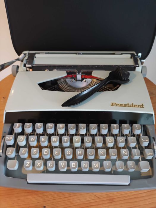 Máquina de escrever Consul President