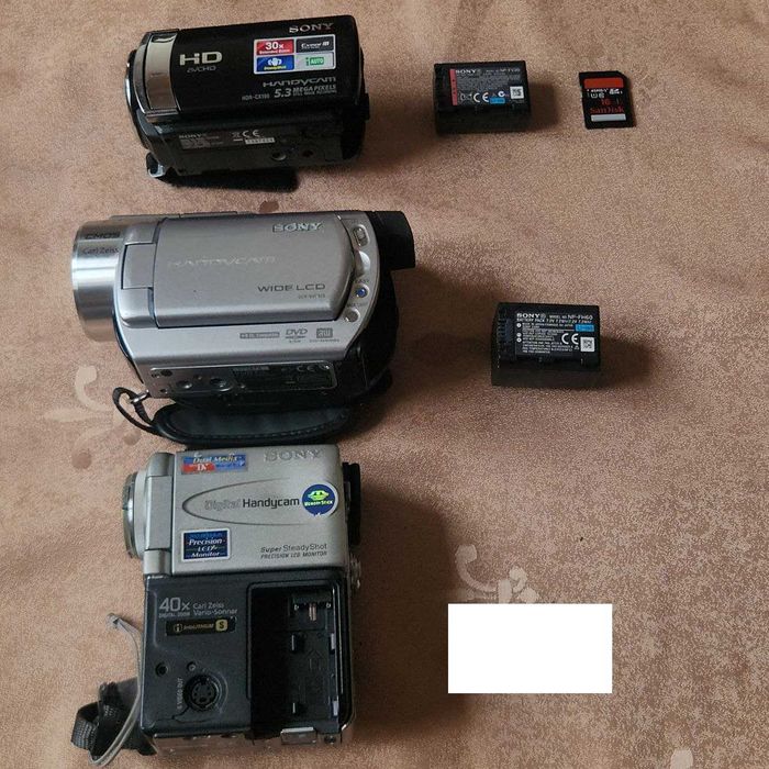 Три відеокамери Sony одним лотом Sony HDR-CX190 Sony DCR-DVD508 Sony DCR-PC3E