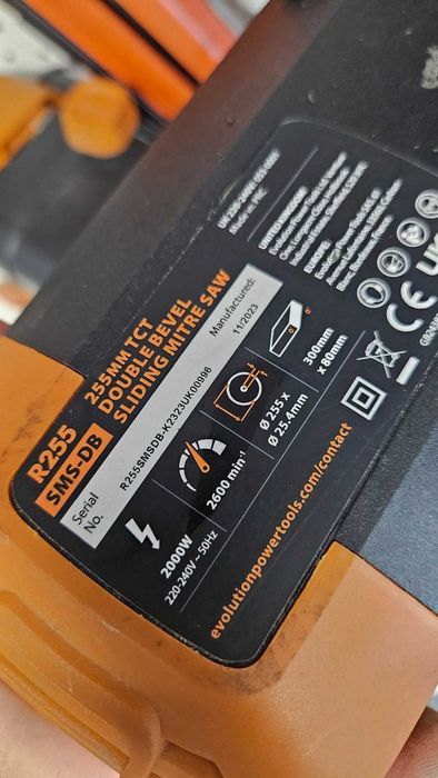 Ukośnica z posuwem Evolution R255SMS-DB 255mm 2000W