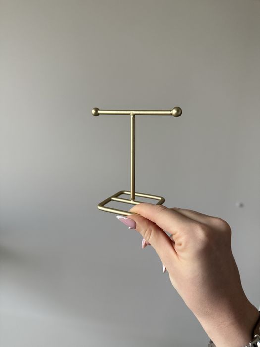 Stojak na biżuterię złoty