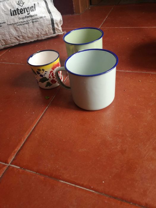 canecas em esmalte