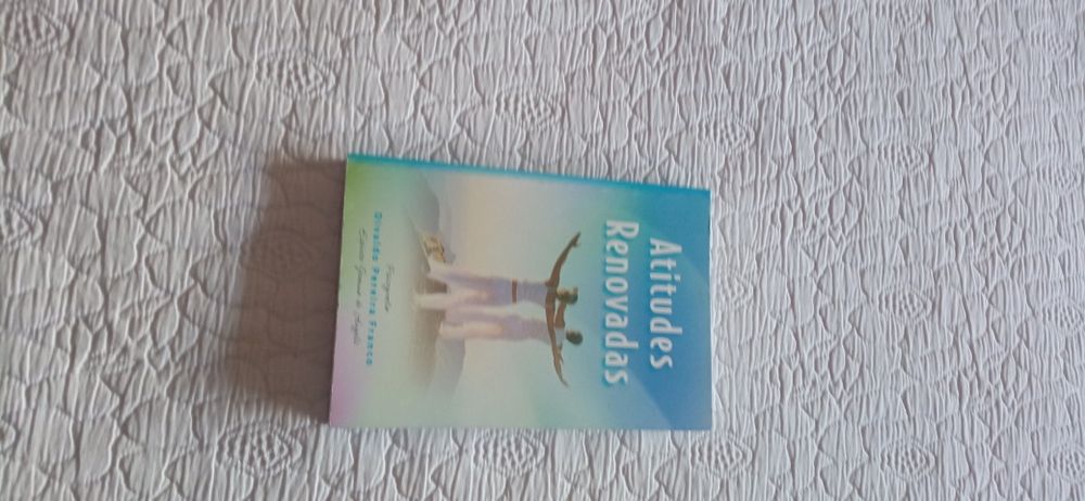 Livro Atitudes Renovadas de Divaldo P. Franco