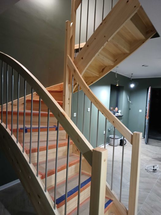 Schody samonośne z drewna klejonego świerk, sosna na wymiar