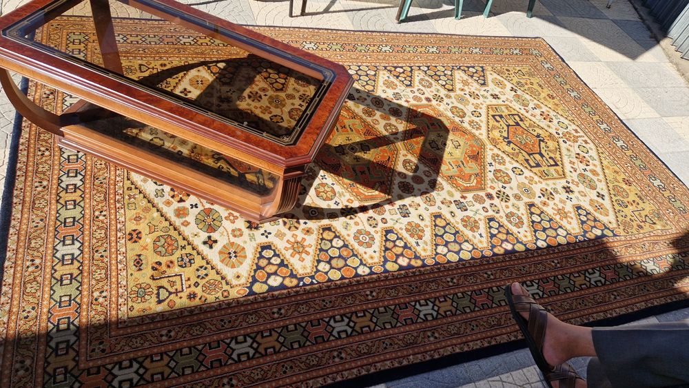Mesa de centro em madeira maciça cerejeira com vidro no tampo com detalhes