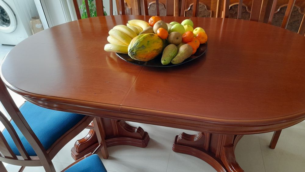 Mesa em cerejeira oval como nova.Com 8 cadeiras .