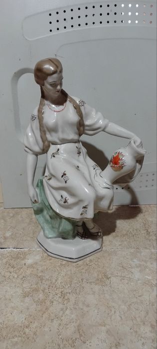 Статуетка "Жінка з куманцем".