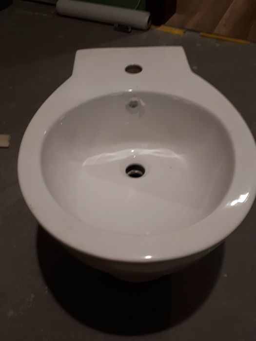 Dwa bidety plus muszla klozetowa firmy Deger