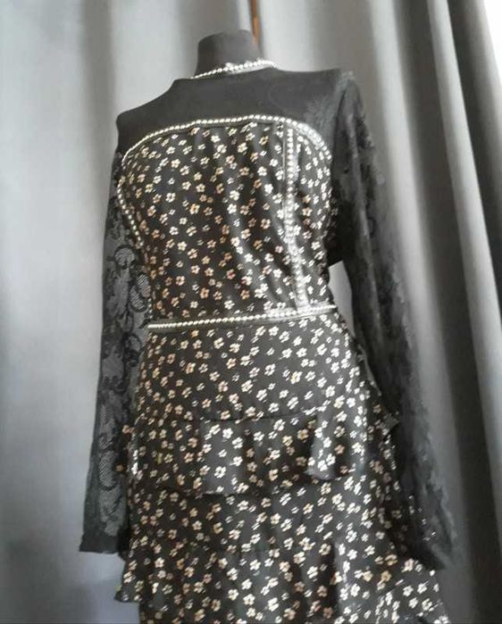 Sukienka z koronkowymi rękawami i falbany