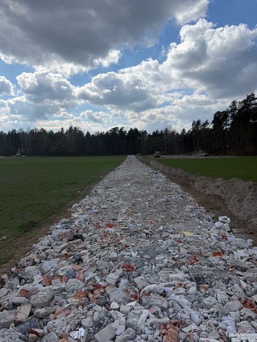 Gruz na drogi i place w miare drobny