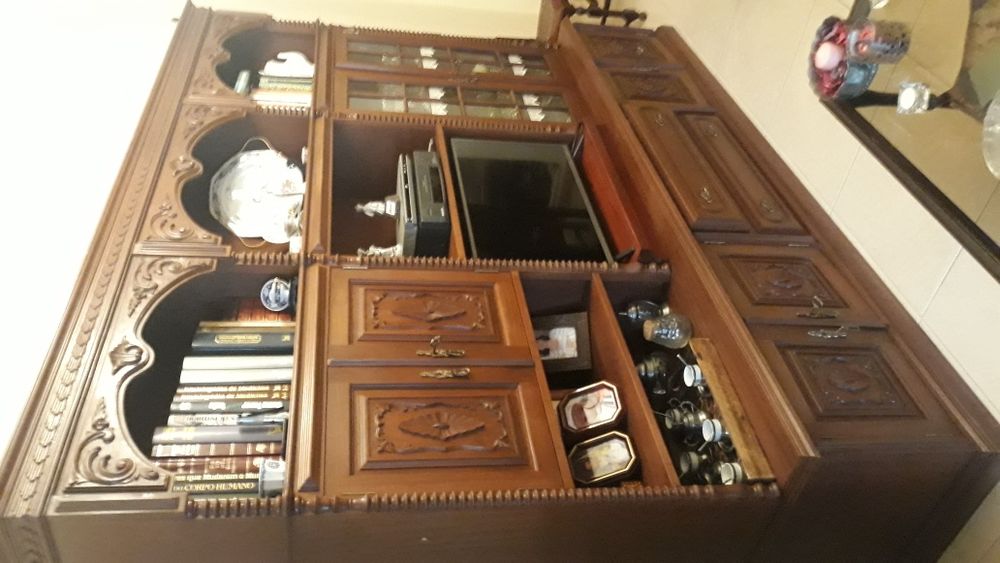 Móvel de sala com 2,10m altura x 2,45m largura x 37cm profundidade.