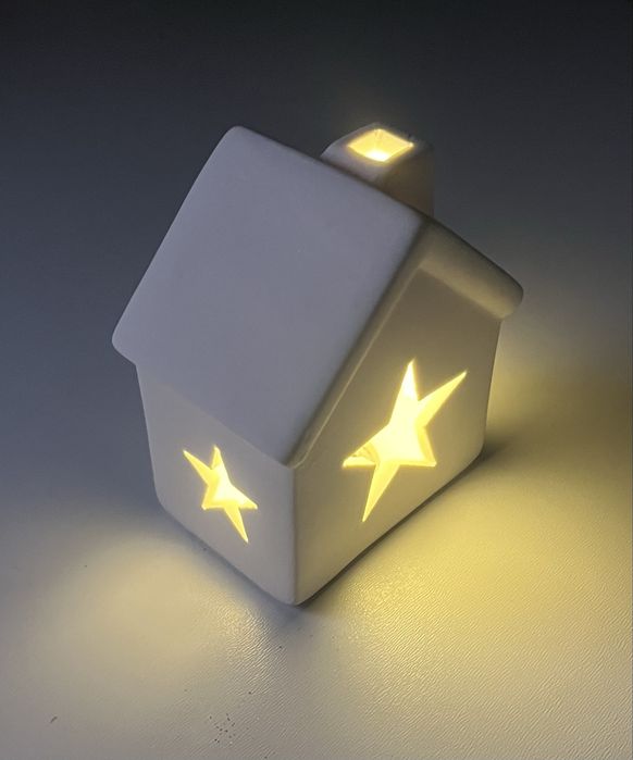 Ozdobny domek z dolomitu biały okienka gwiazdki LED