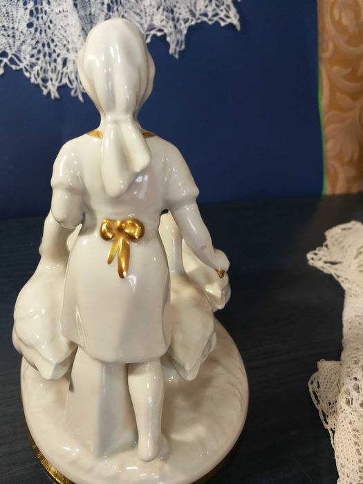 Porcelanowa figura manufaktury Gerold " Gęsiareczka "