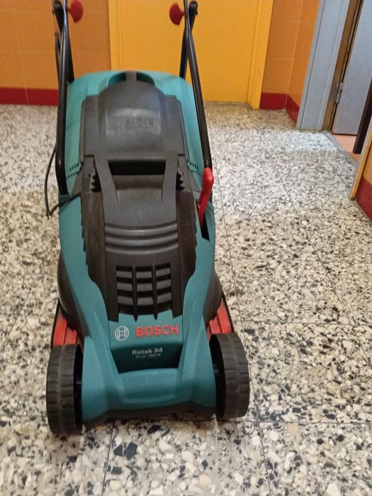 Carro de relva quase novo da Bosch   .transporte a cargo do interessad