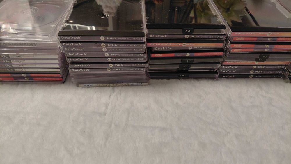 Pacote com 60/ 120 Caixas de Plástico para Resguardar Cds e Dvds.