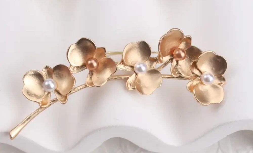 Alfinete de Peito Dourado